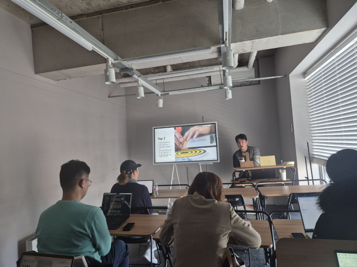 강남 스터디룸에서 진행된 오프라인 창업 스터디 전경